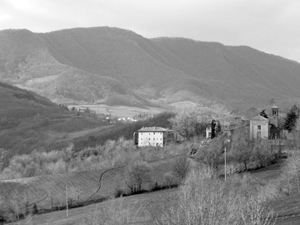Il borgo di Lupazzano e il Monte Fuso